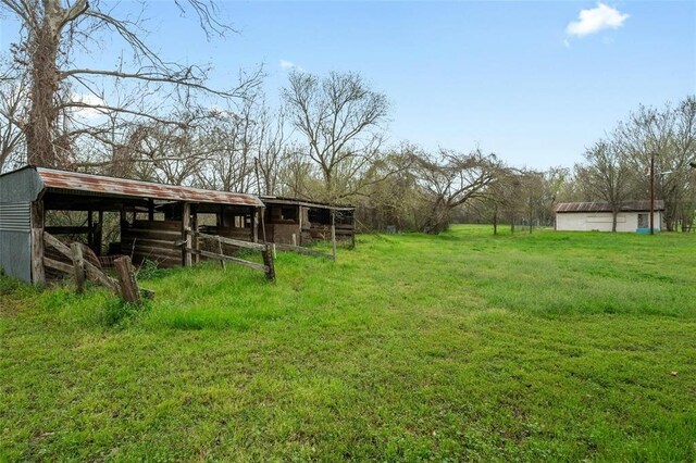 view of yard with an outbuilding