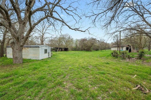 view of yard with an outbuilding