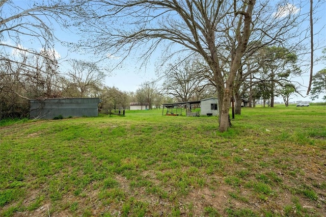 view of yard with an outbuilding