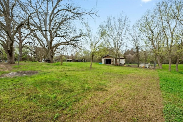 view of yard featuring an outbuilding