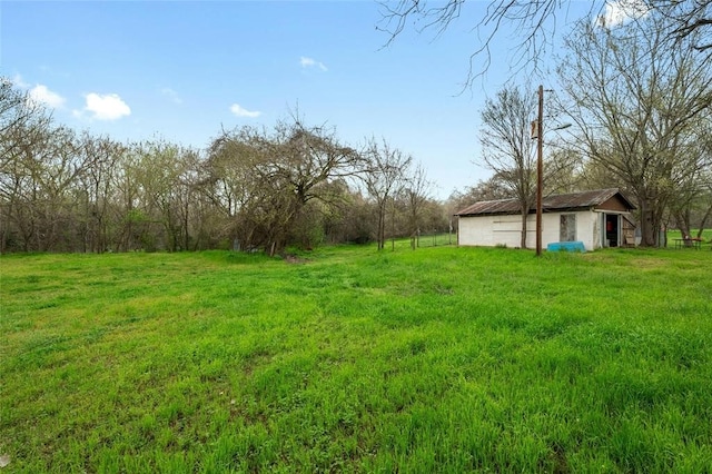 view of yard featuring an outdoor structure