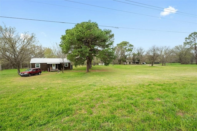 view of yard featuring an outbuilding