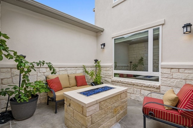 view of patio featuring an outdoor living space with a fire pit