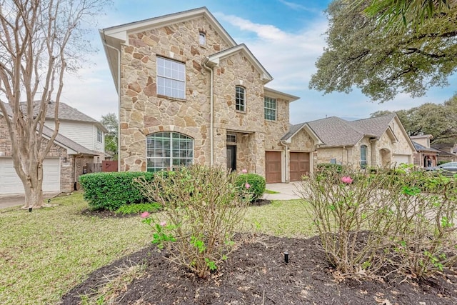 view of front of property featuring a front lawn