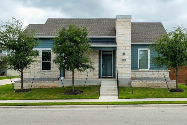 view of front facade with a front lawn