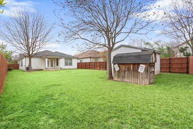 view of yard featuring a storage shed