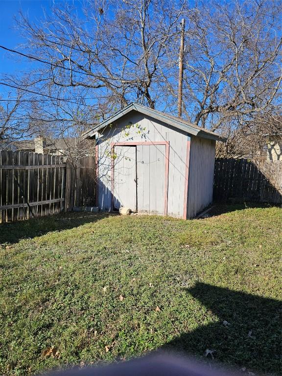 view of outdoor structure featuring a yard