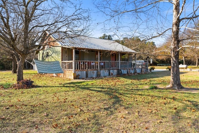 view of front of house with a front lawn