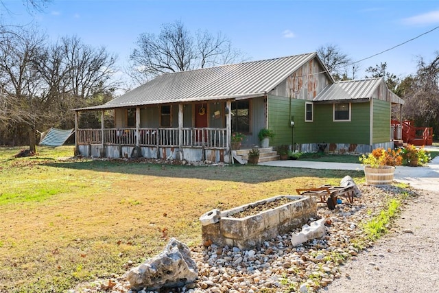 view of front of home featuring a porch and a front yard