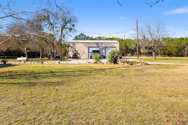 view of yard with an outbuilding and a garage