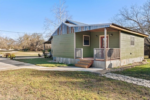 view of front of house featuring covered porch and a front lawn