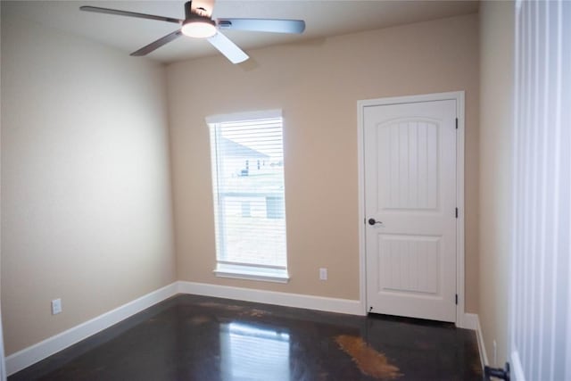 unfurnished room with plenty of natural light and ceiling fan