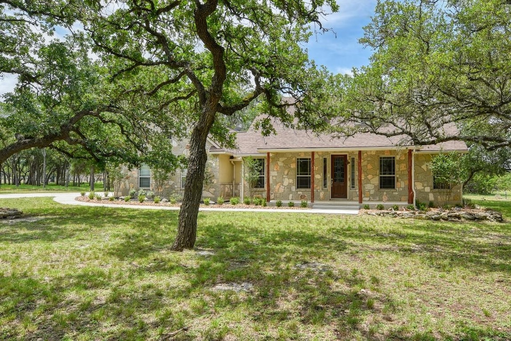 view of front facade featuring a front yard and a porch