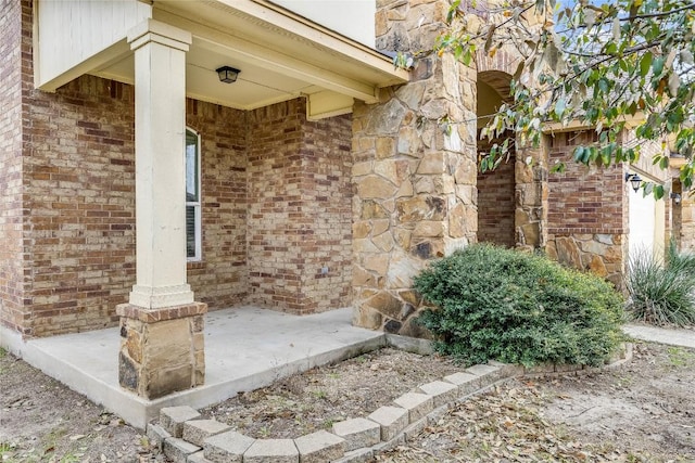 entrance to property featuring covered porch