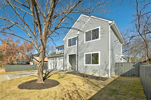 front facade featuring a front yard