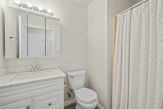 bathroom featuring a shower with curtain, vanity, and toilet