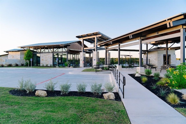 view of property's community featuring a yard