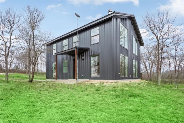 rear view of house featuring a lawn