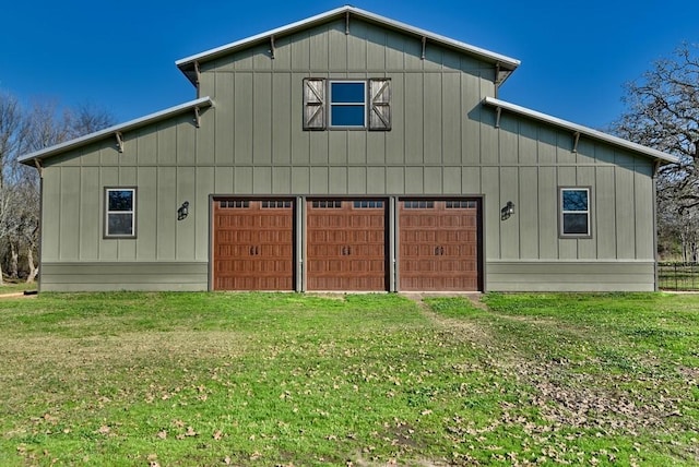 back of house featuring a lawn