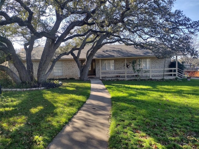 ranch-style home featuring a front lawn