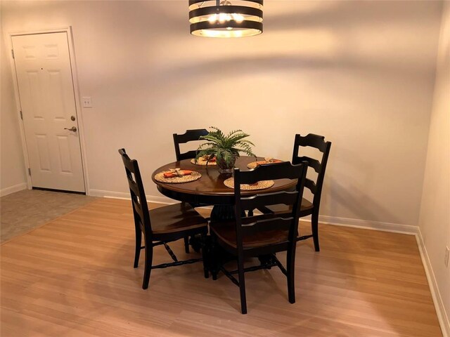 9525 N Capital Of Texas Hwy Unit 623, Austin, TX 78759 - dining room with baseboards, light wood-style floors, and a chandelier