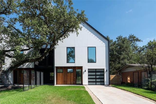 view of front of home featuring a front yard