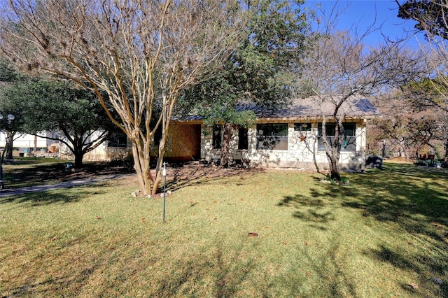 view of front of home featuring a front lawn