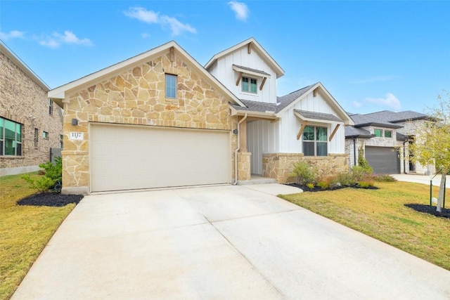 view of front facade featuring a front yard