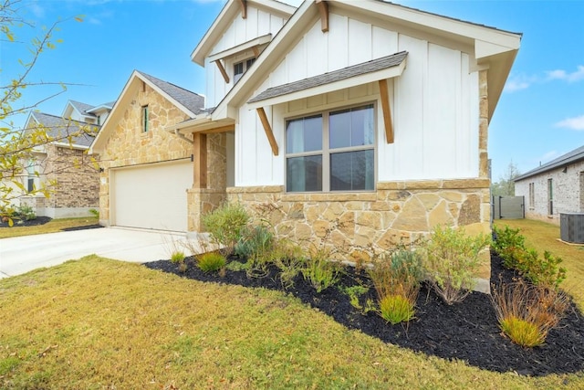 view of front of property featuring a front yard