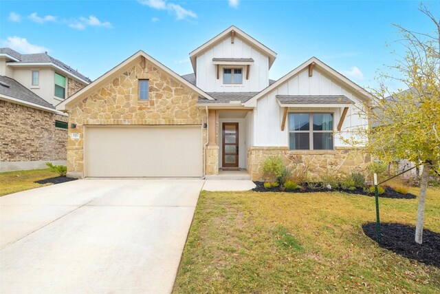 view of front of home featuring a front yard and a garage