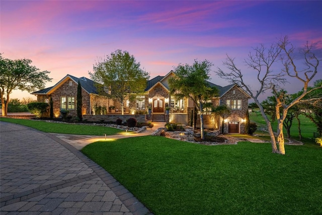 view of front of property featuring a yard