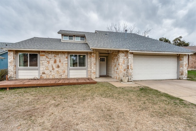 view of front facade featuring a garage and a front lawn