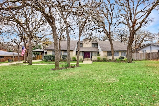 view of front of property featuring a front yard