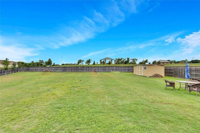 view of yard featuring a storage shed