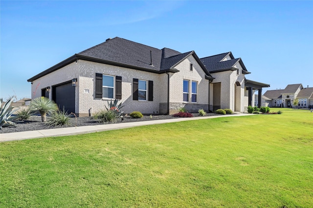 view of front facade featuring a garage and a front yard