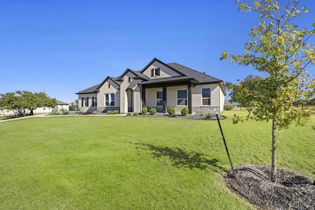 view of front facade featuring a front yard