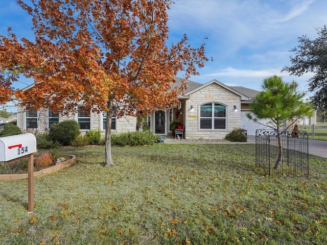 view of front facade featuring a front lawn