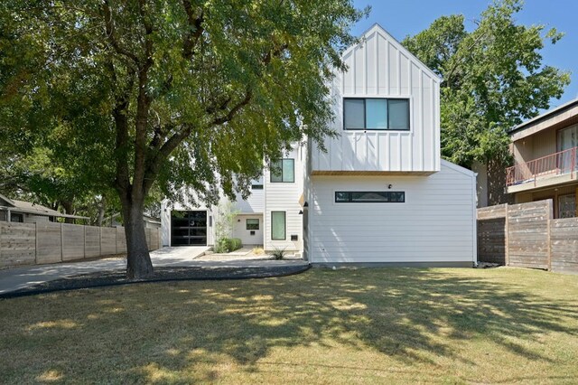 view of front of property featuring a front yard