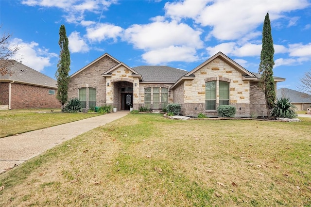 view of front of property featuring a front lawn