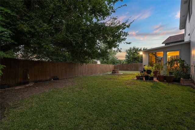 view of yard at dusk