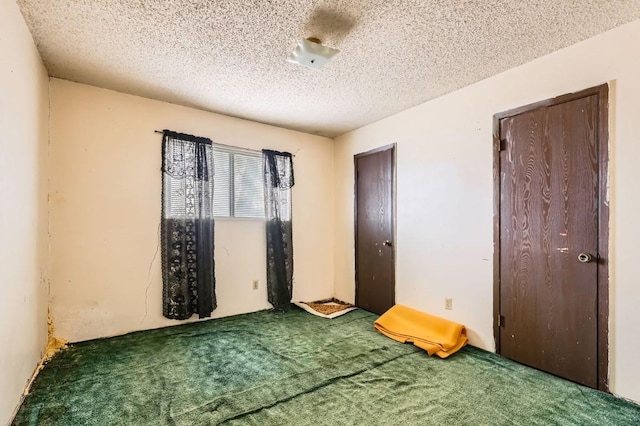 unfurnished bedroom featuring carpet and a textured ceiling