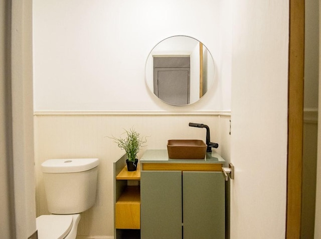 bathroom featuring toilet and sink