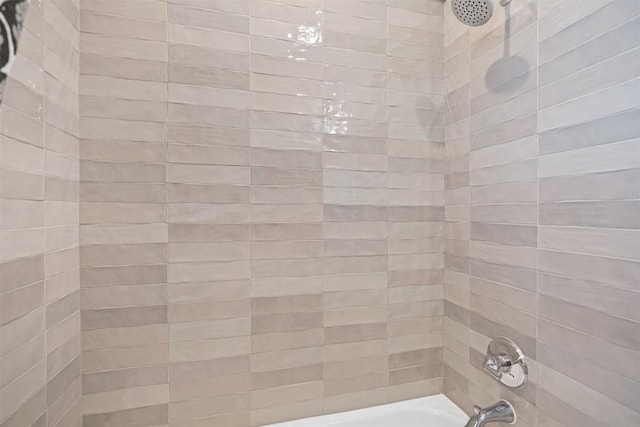 bathroom featuring tiled shower / bath