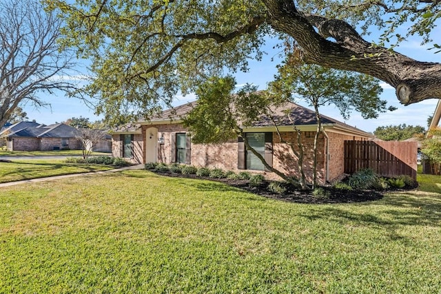 single story home featuring a front lawn