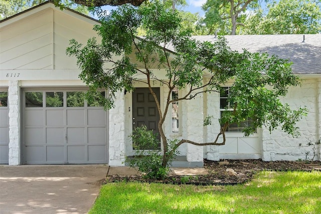 view of front facade featuring a garage