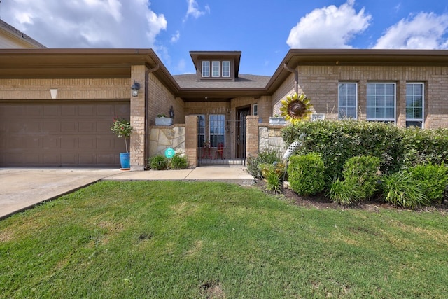 view of front of house featuring a front lawn and a garage