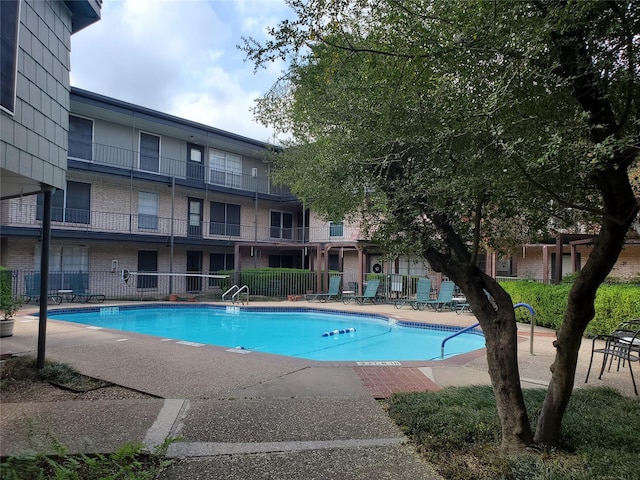 view of swimming pool