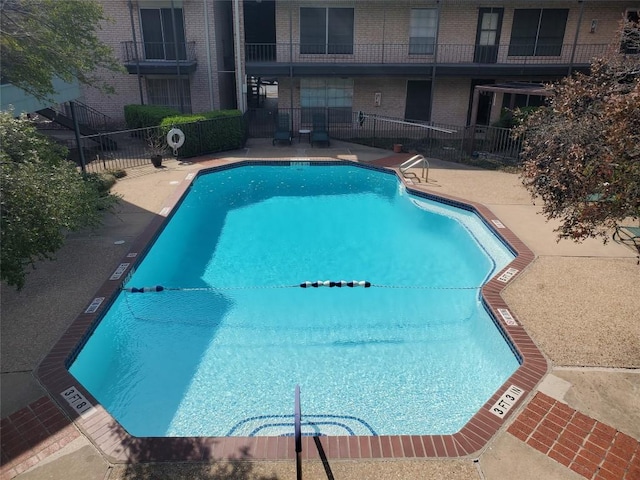 view of swimming pool