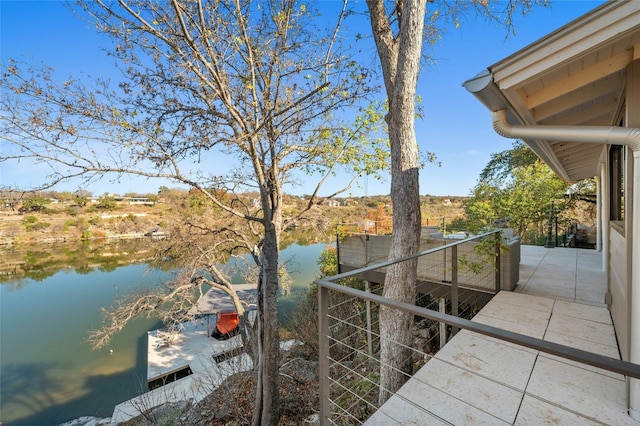 view of yard featuring a water view