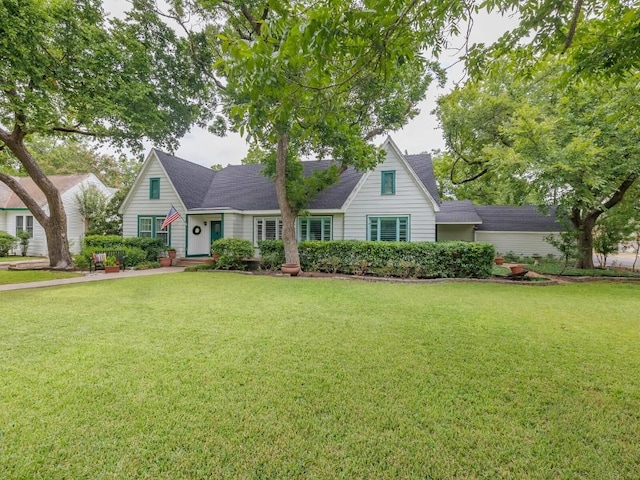 view of front of house featuring a front lawn